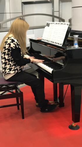 ピアノ弾きます