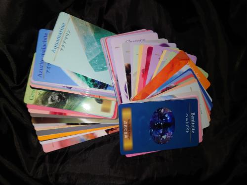 パワーストーンオラクルカードから1枚引きます